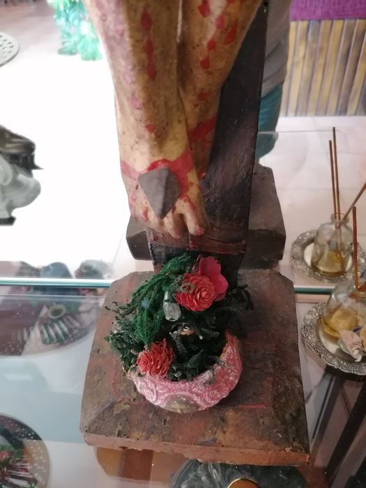 Cristo muito antigo de madeira em cruz