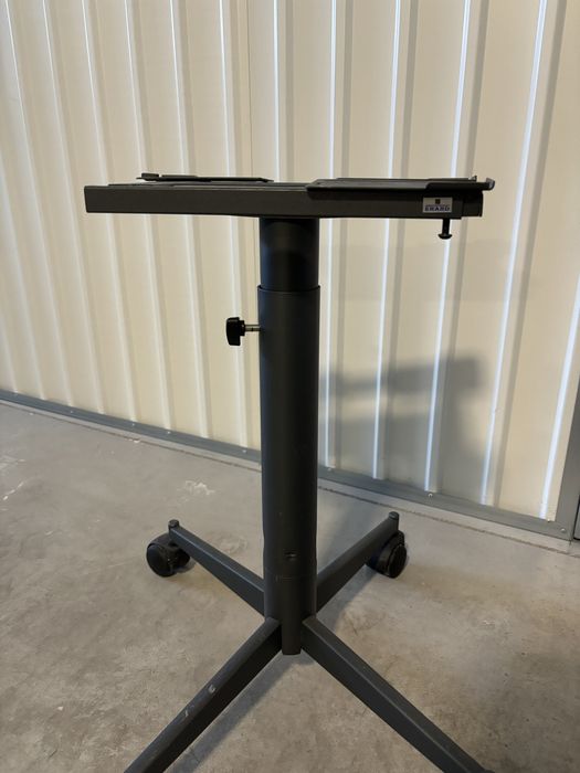 Carrinho com rodas para projector