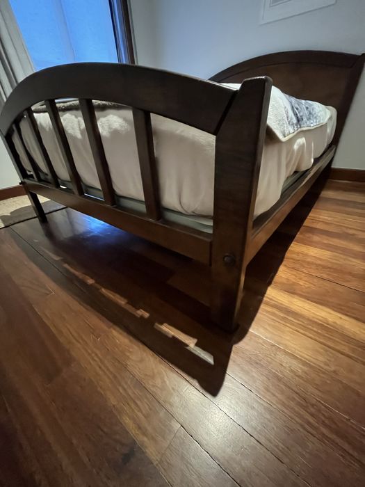 Cama de casal com colchão bom estado e duas mesas de cabeceira