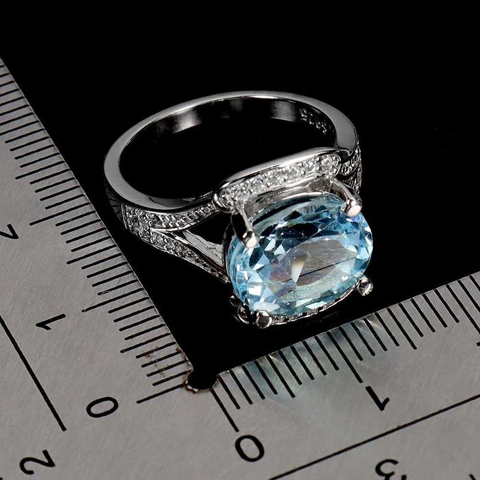 Кольцо из серебра 925 пробы с овальным небесно-голубым топазом 11x9 мм, 16.25