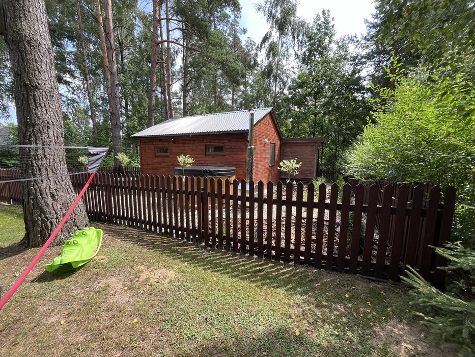 Domek letniskowy w lesie z balią .