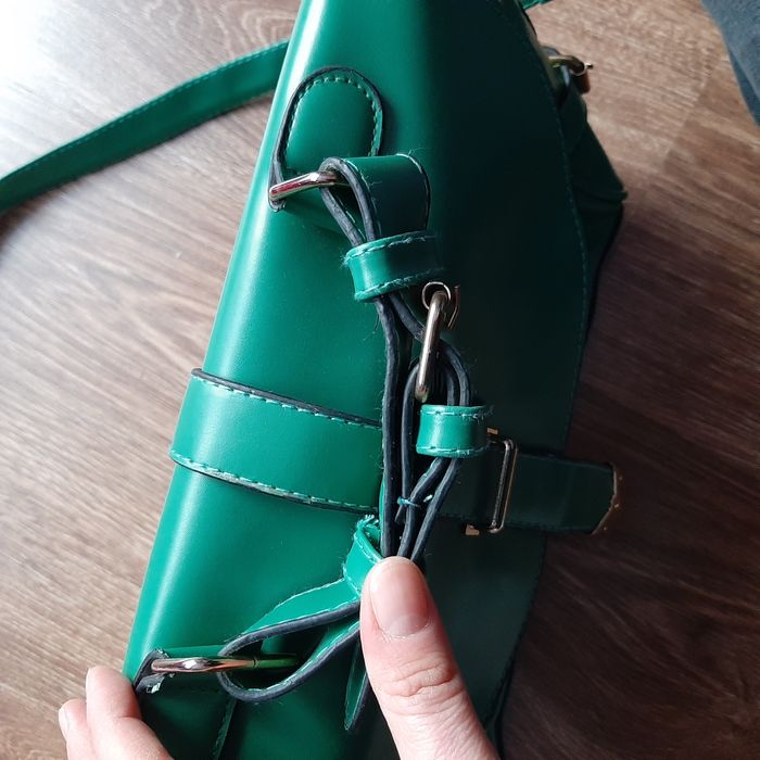 Zielona torebka listonoszka