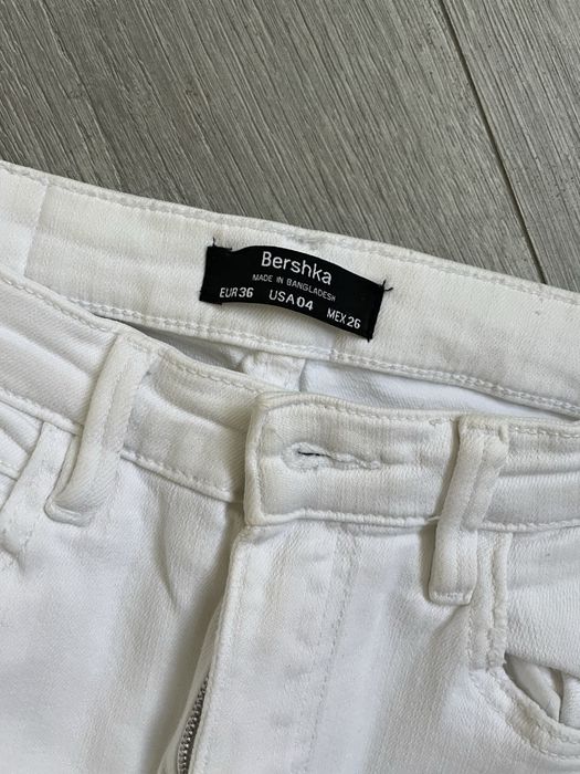 Білі джинси Bershka 36 розмір