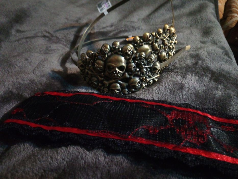 5 (30). Czaszki opaska na szyję