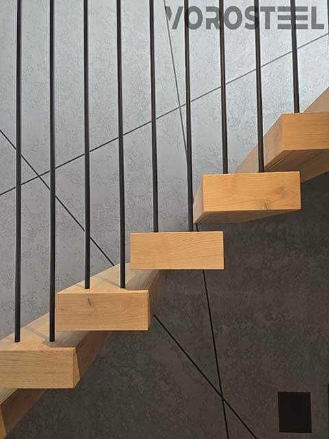 Schody nowoczesne metalowe ażurowe harfa piony zewnętrzne szkło