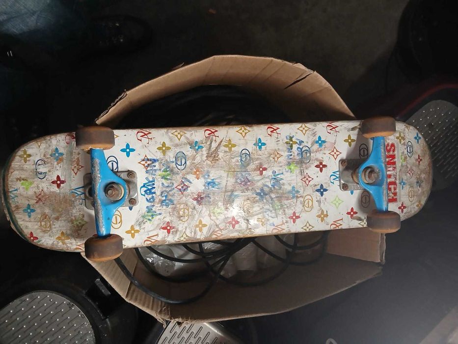 SKATE profisional usado a rolar muito bem