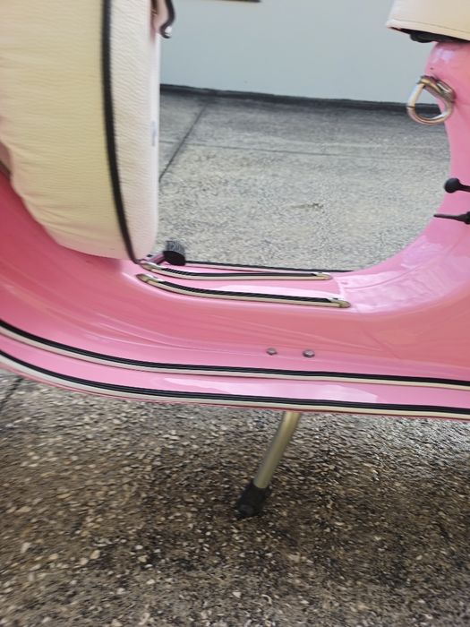 Vespa 50s restaurada rosa