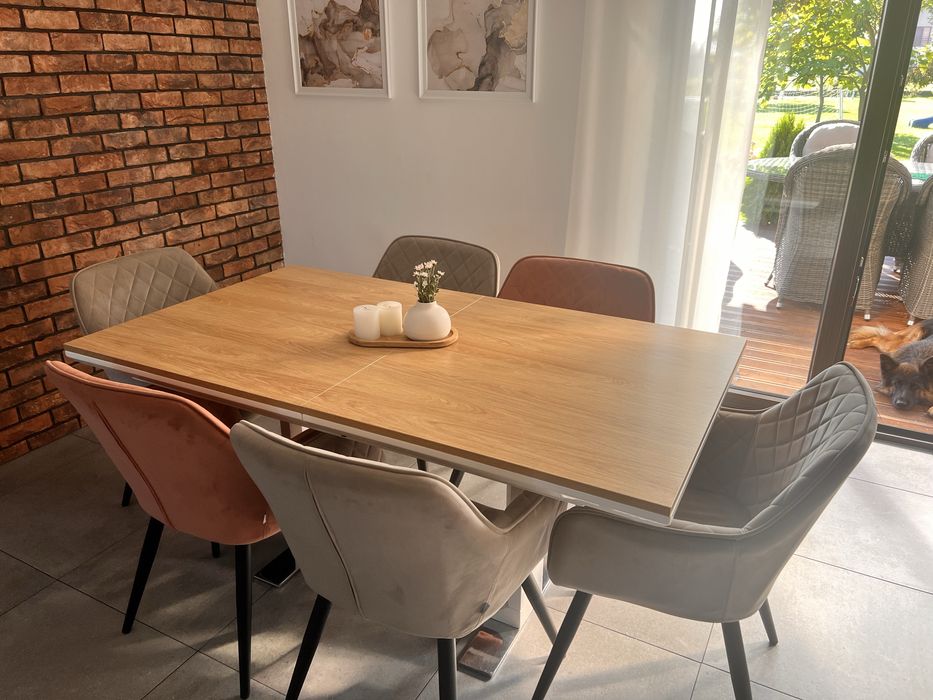 Komplet krzeseł pikowanych ze stołem