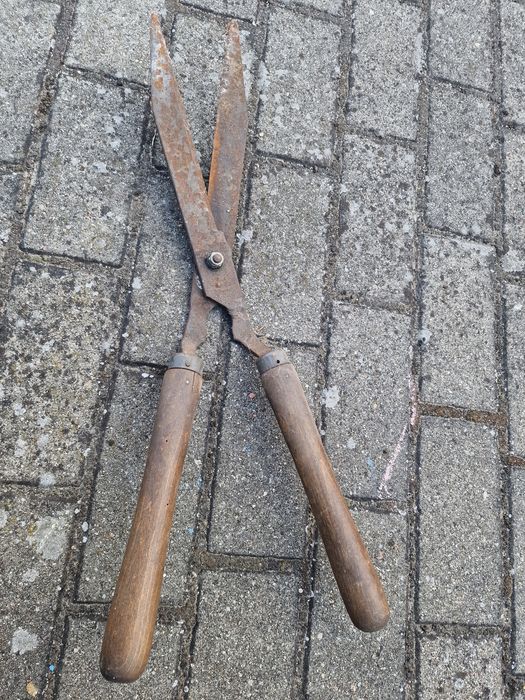 Stare nożyce do żywopłotu – vintage PRL, drewniane rączki