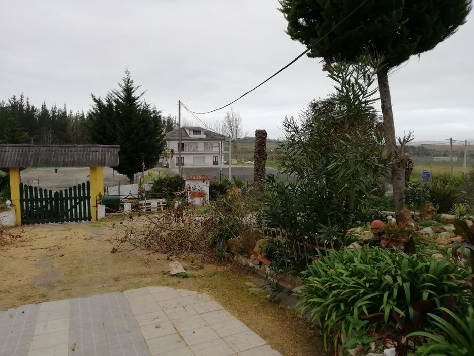 QUINTINHA COM 2.840m2. A 50 minutos de Lisboa. Casa com cerca de 200m2