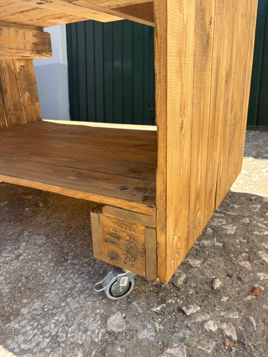 Mesa de trabalho em madeira