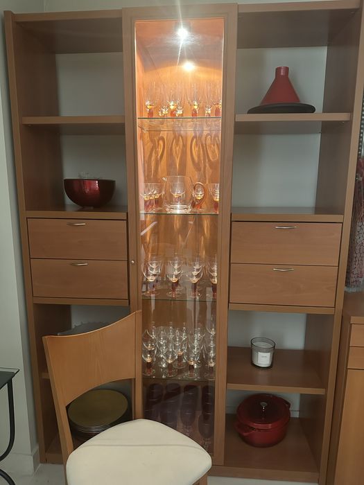 Cristaleira com iluminação interior, madeira  acabamento cor cerejeira