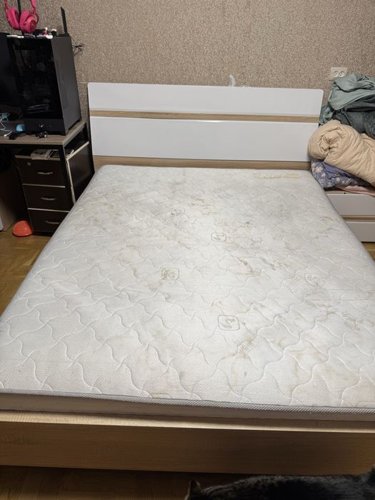 Кровать двуспальная с матрасом