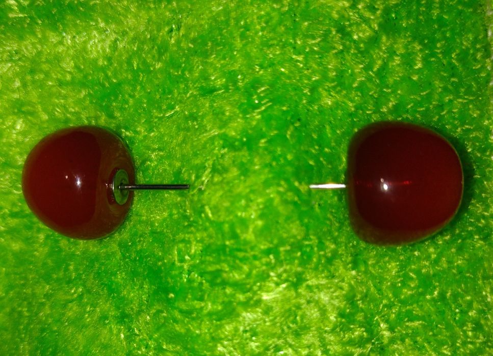 Брошки прикраси.