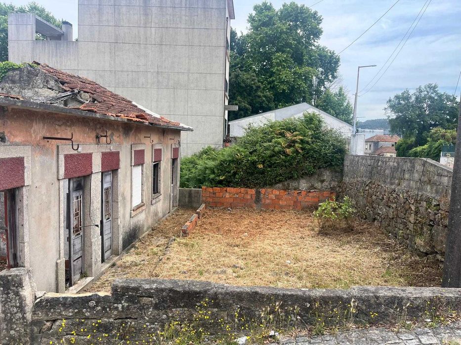 3 moradias em ruina inseridas num terreno de cerca de 500m2 com poço