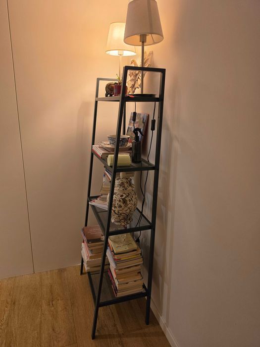 Estante de Livros Linda e Nova