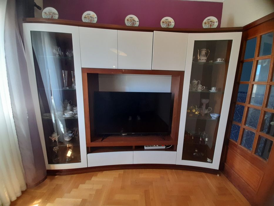 Movel sala TV branco lacado e madeira.