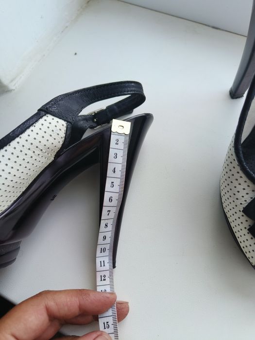 Босоніжки на високому підборі