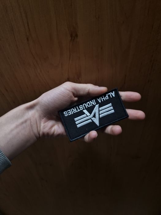 чёрно-белый патч Alpha industries