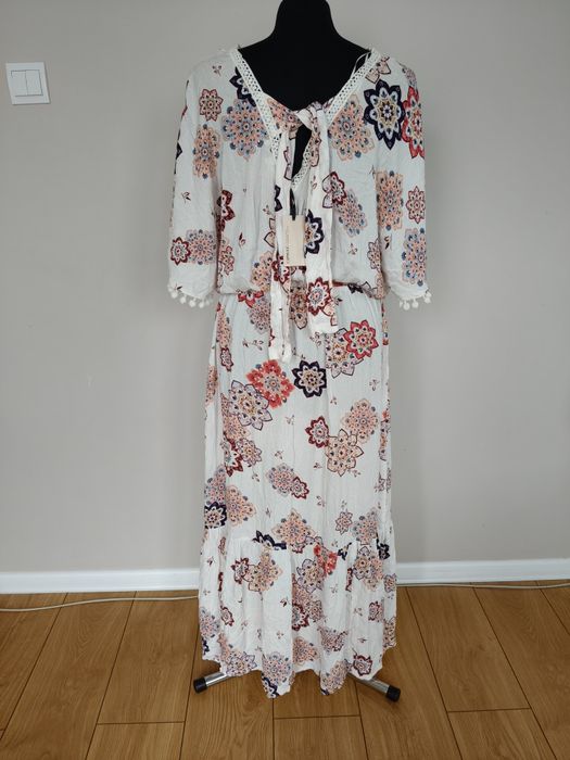 Długa letnia sukienka Boho z gumką w talii biała w kolorowe kwiaty