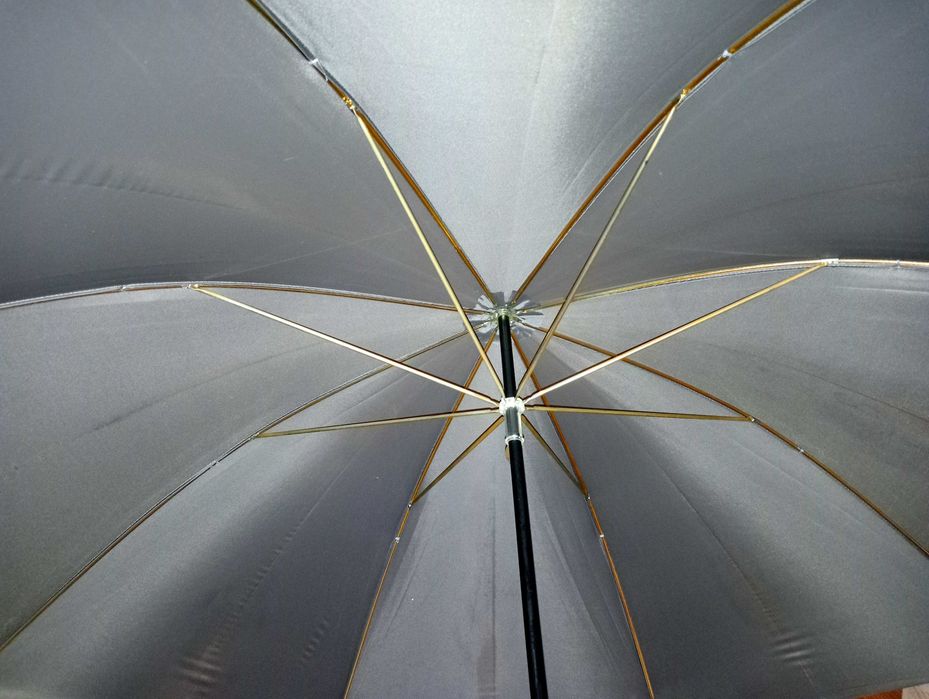 Guarda-chuva cinzento com cabo em madeira