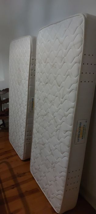 Duas camas de ferro individuais e colchões