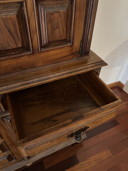 Móveis Antigos em Madeira Maciça