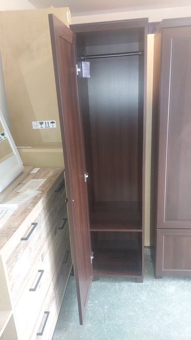 szafa wąska półka i drążek