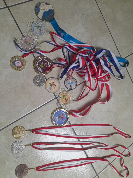 Medale różne zloty srebrny I platyna