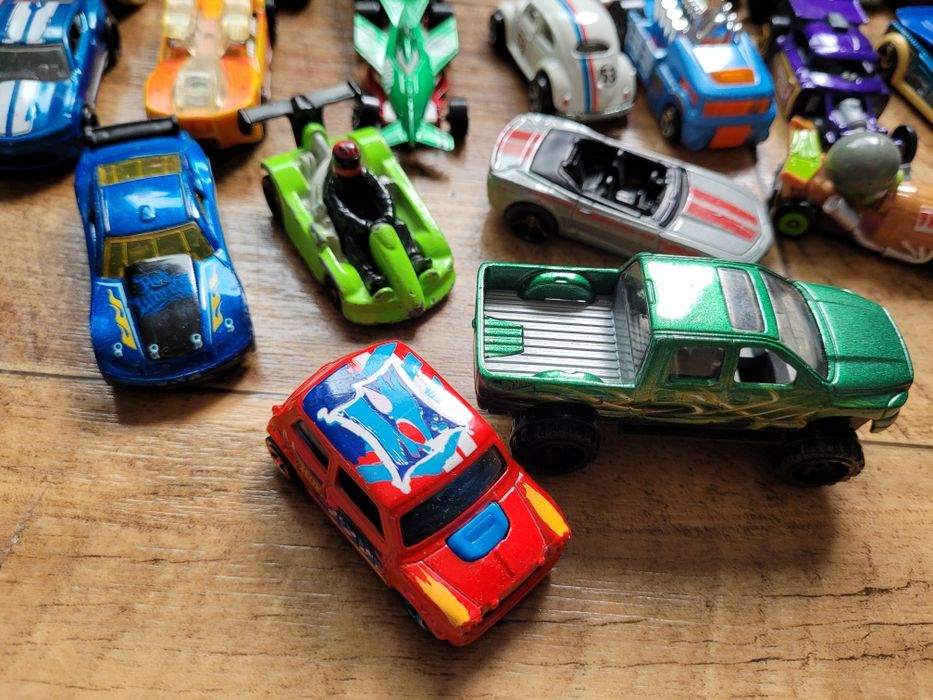 Zestaw 30 samochodów Hot Wheels