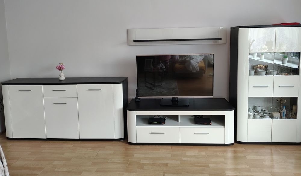 Komplet stylowych mebli do salonu biało -czarne