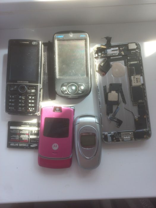 Різні телефони старого зразку