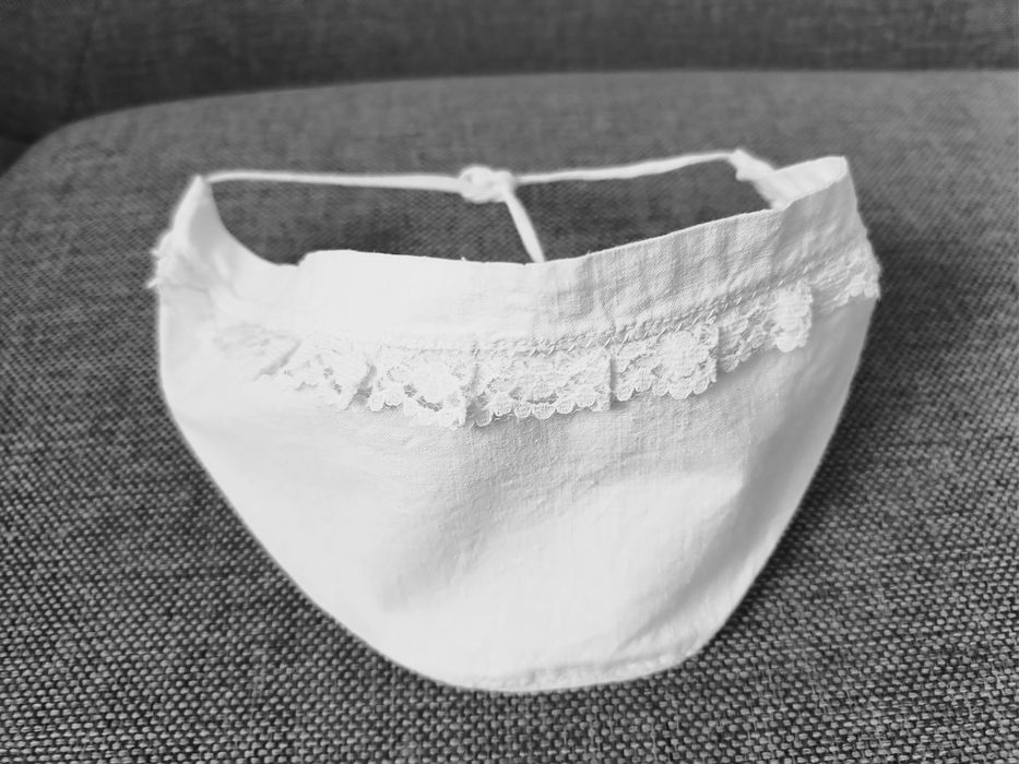 Czapeczka niemowlęca płócienna, z koronką