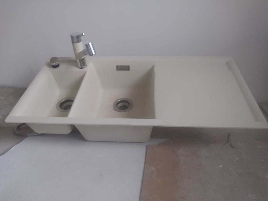 zlew granitowy z baterią