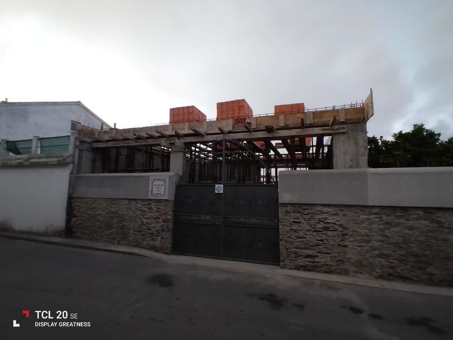 Portão em ferro metalizado. Pintado de cinza escuro.