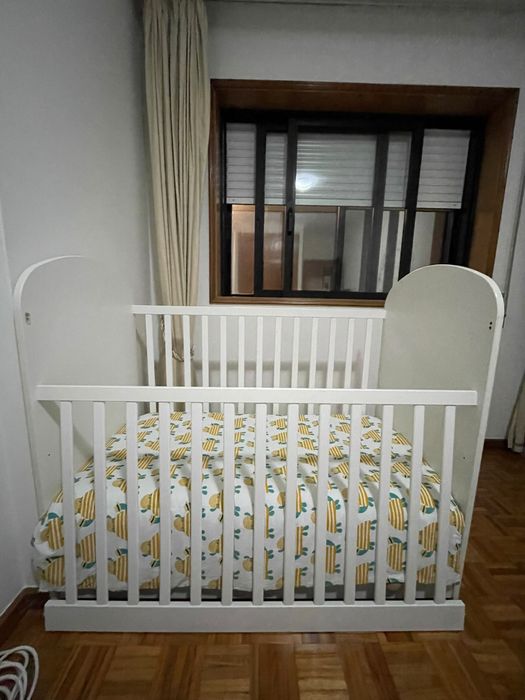 Vendo este berço/cama de grades transformável em branco com gavetão inferior de arrumação, em bom estado geral.