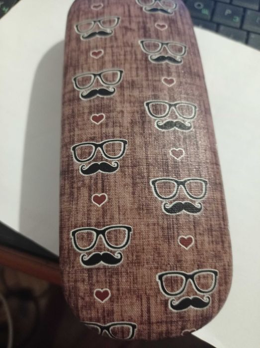 Футляри для окулярів різні