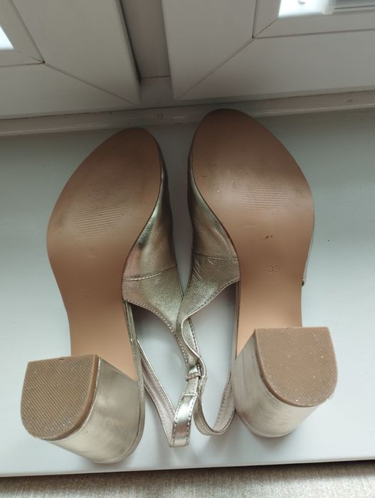 Złote buty skórzane