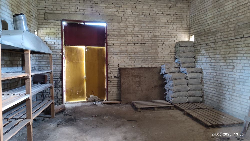 Будівля цегляна не житлова