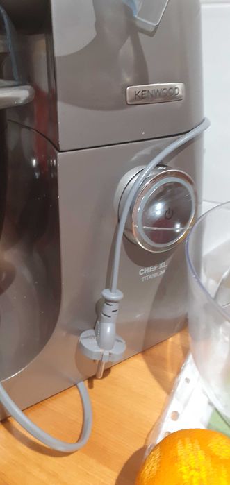 Кухонна машина Kenwood KVL 4100 S із серії Chef XL.