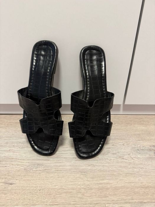 Шльопанці жіночі чорні