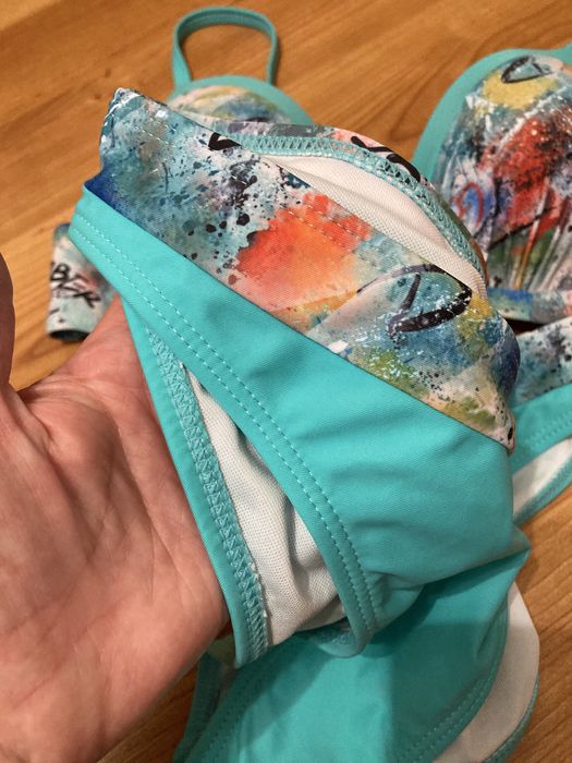 Яркий раздельный купальник размер L.