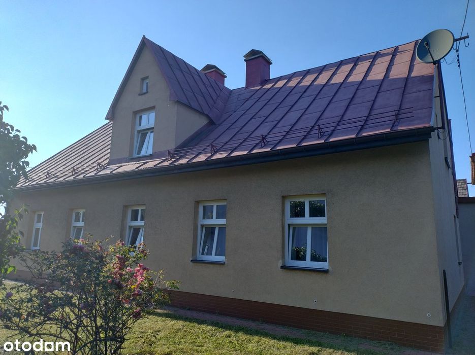 Dom z dwustanowiskowym garażem i budynkiem gospodarczym