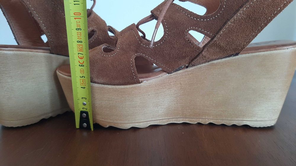 QUASE NOVAS Sandálias compensadas pele/camurça castanhas 36