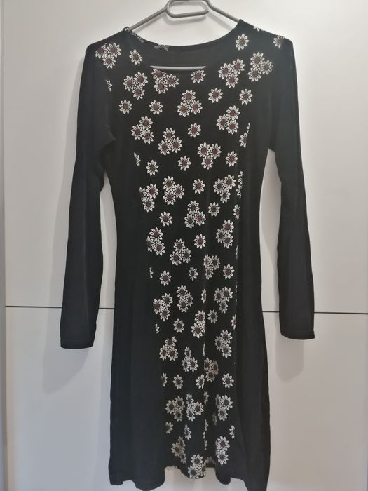 Czarna sukienka w białe kwiaty przylegająca do ciała