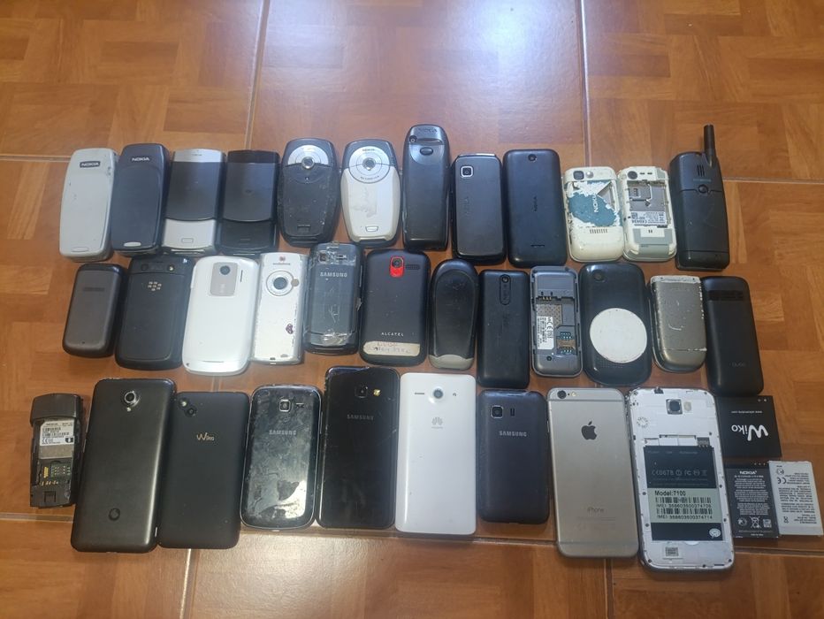Lote de 33 telemóveis antigos