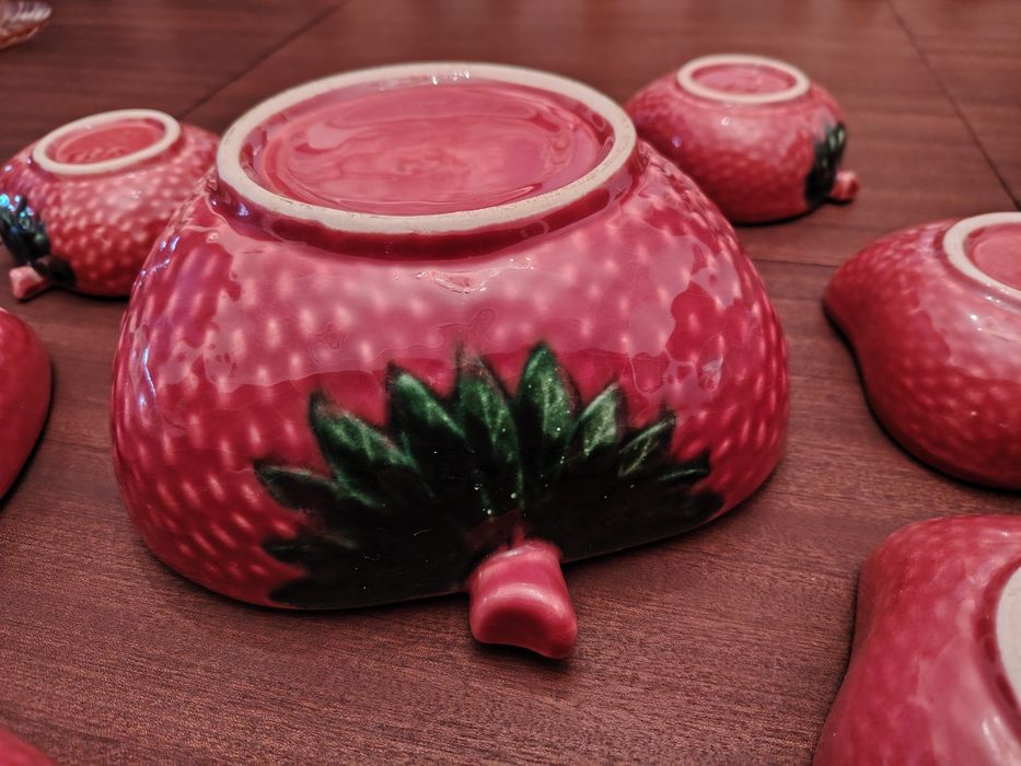 Conjunto de 1 Taça Grande e 6 pequenas com feitio de Morango