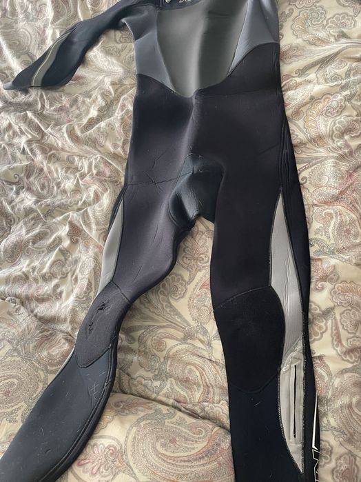 Material completo para surf. Prancha 6.3, capa, roupa de borracha.