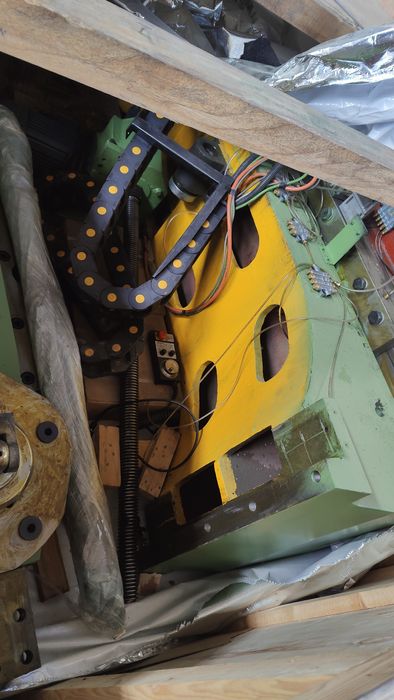 Токарні, фрезерні ,карусельні.