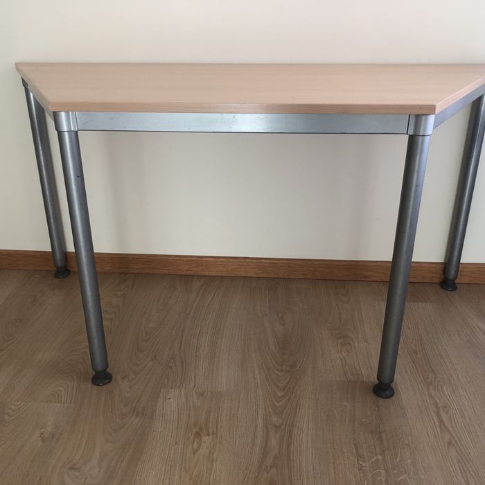 Secretária original e robusta